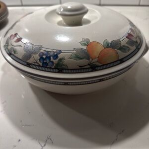 Mikasa Intaglio Garden Harvest 1 1/2 quart casserole dish with lid